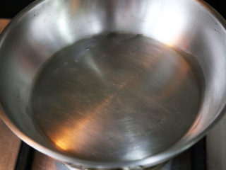 香汁排骨煲仔粉,下面开始做香汁排骨：
取24cm平底锅，中火热锅，倒入半汤匙橄榄油