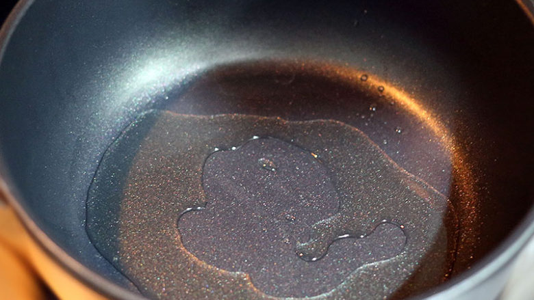 香汁排骨煲仔粉,下面来做啫猪肠粉： 
取22cm焖锅或者瓦锅，中火热锅，倒入半汤匙橄榄油