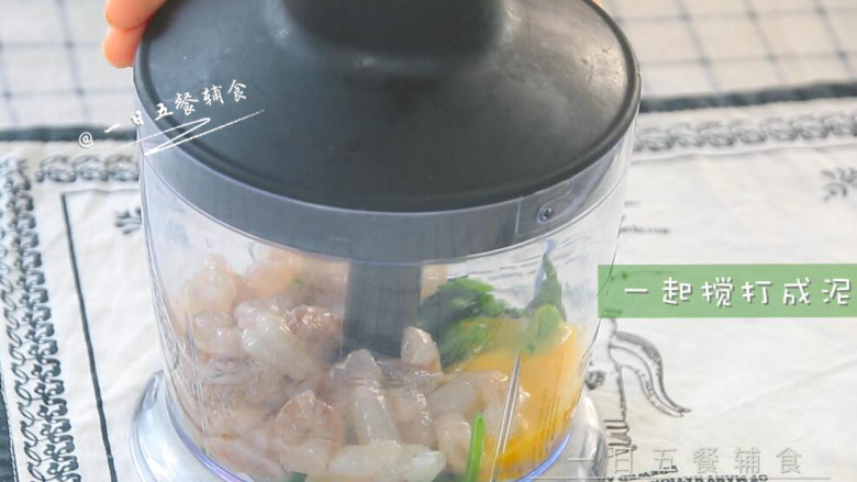 菠菜虾滑,虾、菠菜、1个蛋黄都加入料理机，一起搅打成泥。