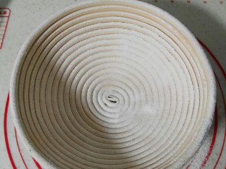 全麦红糖桂圆核桃软欧包,藤篮上均匀的筛上一层高筋面粉。