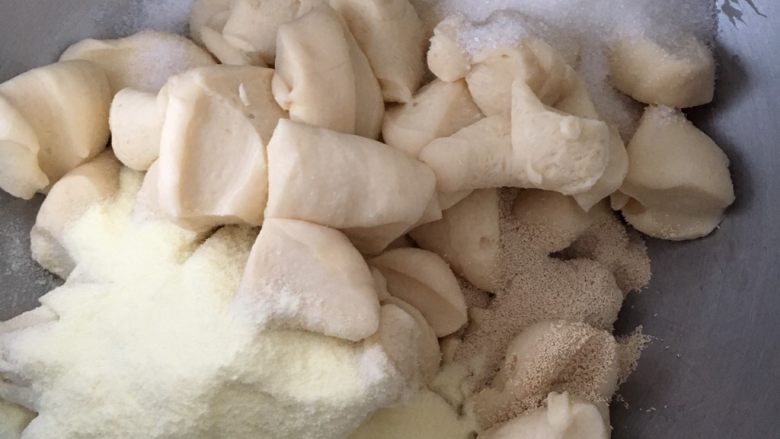 #最爱面包#椰蓉焦糖炼奶酱面包,中种面团剪碎和主面团材料一起揉面