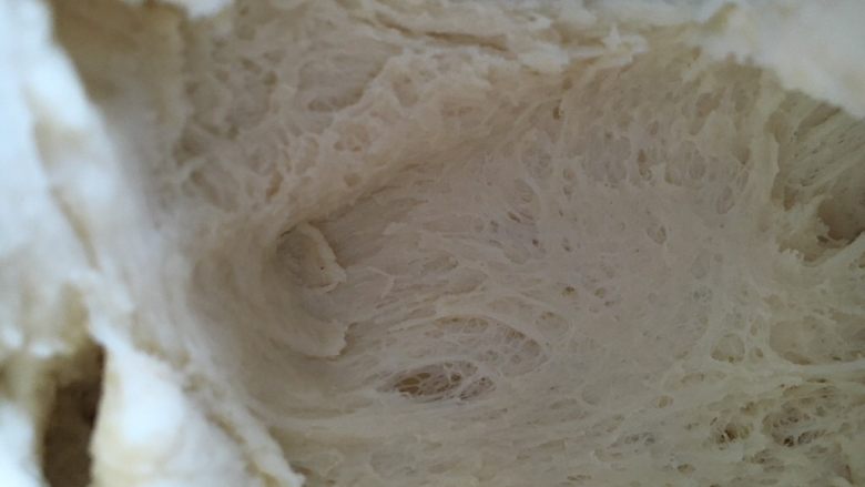 #最爱面包#椰蓉焦糖炼奶酱面包,拉开有丝状组织闻着有酒味
