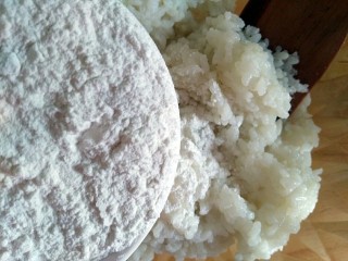 糖醋虎皮饭团,将米饭置于碗中加入适量糯米粉，大约3饭勺
ps:剩米饭如果太硬，可适当加热至软