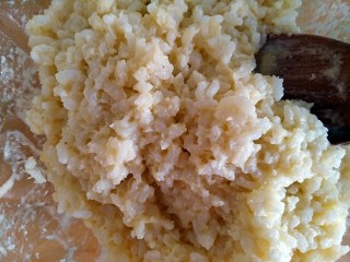 糖醋虎皮饭团,搅拌均匀至米饭越来越粘稠