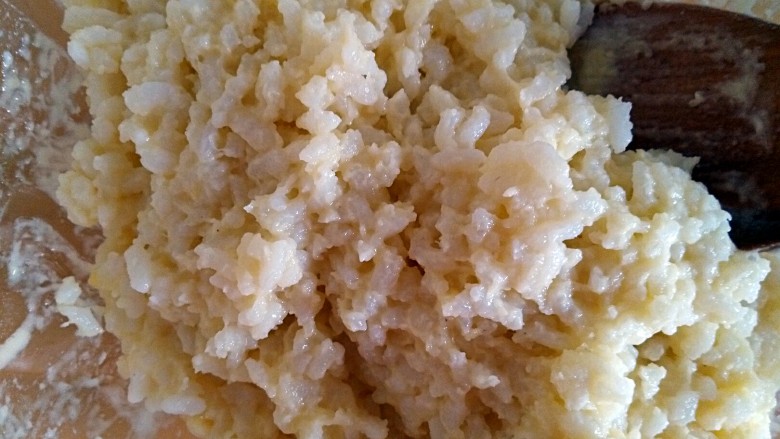 糖醋虎皮饭团,搅拌均匀至米饭越来越粘稠