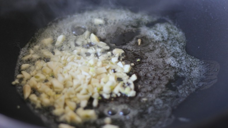 香肠南瓜意面,黄油完全融化后放入蒜末炒香。