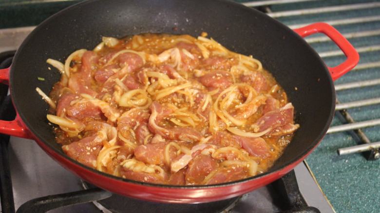 韩式烧肉,铁锅大火烧热后放少许油润锅，将烧肉连同酱汁一起入锅。