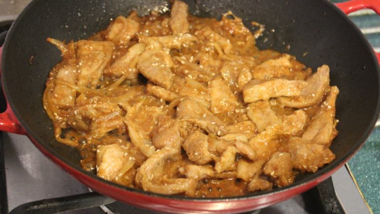 韩式烧肉,煮至猪肉变色变熟，有一些收汁。
