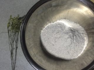 提子软欧包（中种法）,高筋面粉175克放入盆