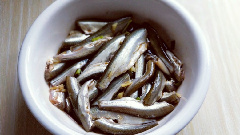 香炸小河鱼,拌均匀，腌制2小时以上，如果时间允许半天最好，那样炸出来的小鱼特别入味。