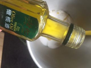 提子软欧包（中种法）,加橄榄油12克