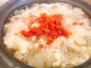 青木瓜银耳枸杞汤,接下放枸杞，枸杞最后放才不会煮烂，汤熬至浓稠，即可出锅