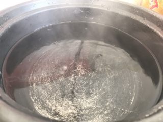 青木瓜银耳枸杞汤,锅内烧开水