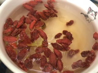 青木瓜银耳枸杞汤,杞子略微浸泡洗去浮沉，滤掉水