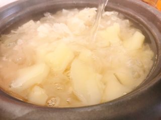 青木瓜银耳枸杞汤,大火煮沸，转小火慢炖70分钟，剩下三分之一水后再次加满水