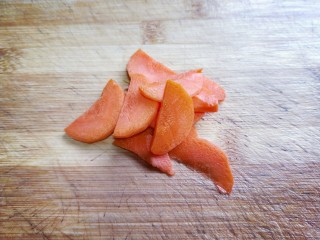 西蓝花焗虾仁,胡萝卜去皮，洗干净切片。