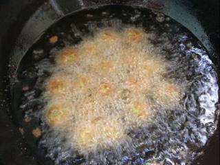 猪肉萝卜丸子,油锅热后，放入丸子开炸，中小火炸。炸至丸子成金黄色即可捞出。