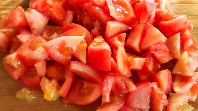 西红柿牛腩汤,切成小块