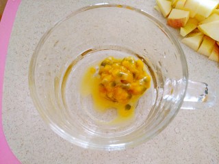 百香果蔬汁,取其中的一半倒入干净的玻璃杯中