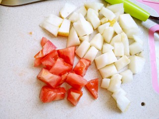 百香果蔬汁,切成番茄丁备用