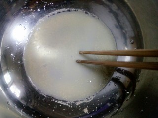 玉米面馒头,放酵母用筷子搅均匀，静置十分钟