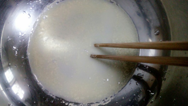 玉米面馒头,放酵母用筷子搅均匀，静置十分钟