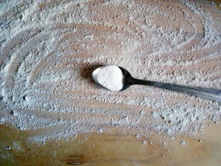 玉米面馒头,案板上撒少许面粉，小半勺碱面，不喜欢的可以不放，如果发酵时间长有酸味的话一定要放的
