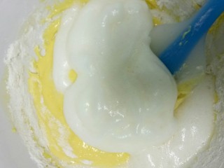 自制芝麻蛋糕,蛋清分3次加入蛋黄液中，留底顺时翻拌。
