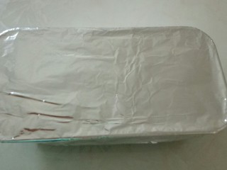 自制芝麻蛋糕,盖上锡纸，以防颜色锅中。