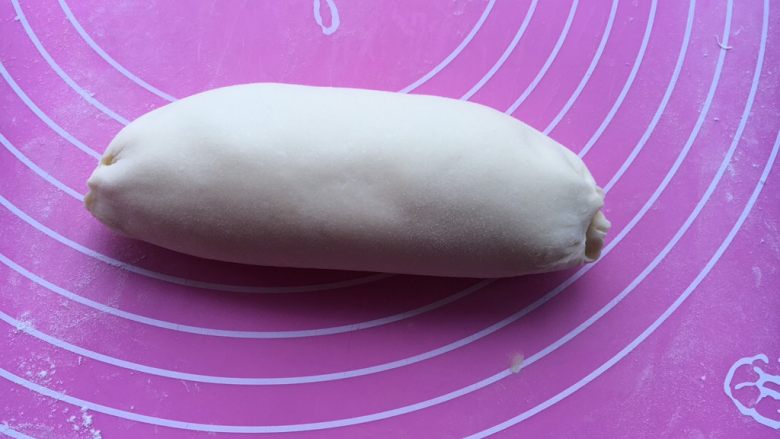 #最爱面包#椰蓉焦糖炼奶酱面包,卷起来捏紧两头