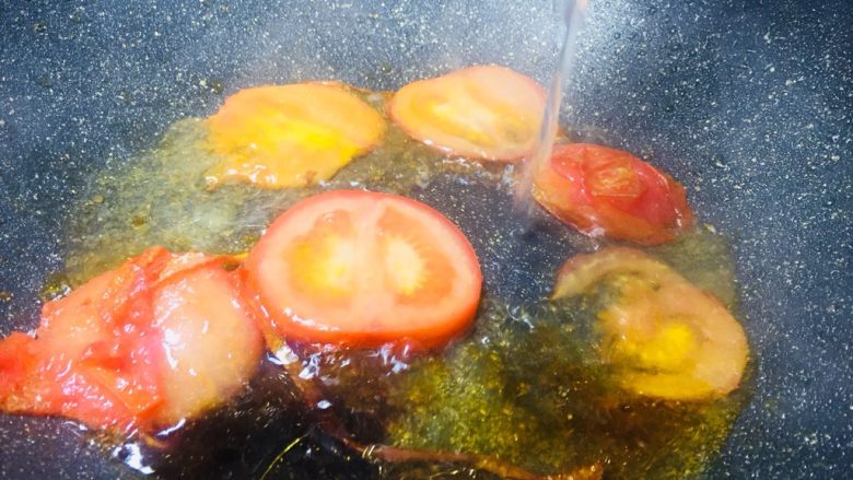 #一碗面条#茄汁双色太阳面,然后开大火放清水，水容量呢不要太多，稍微能留一点汤汁就行