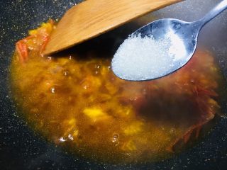 #一碗面条#茄汁双色太阳面,煮到番茄全部融化，加入一点点白糖，其实之前用番茄酱试过，口感真的没有新鲜炒出来的好吃