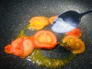 #一碗面条#茄汁双色太阳面,炒到脱皮后，加入一点盐。