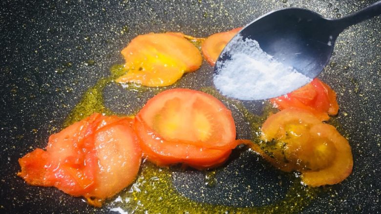 #一碗面条#茄汁双色太阳面,炒到脱皮后，加入一点盐。