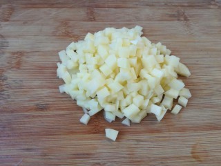 一碗面条+酱香土豆丁拌面,土豆切成小丁。