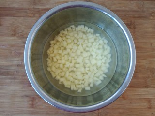 一碗面条+酱香土豆丁拌面,放入装有清水的盆里防止氧化。