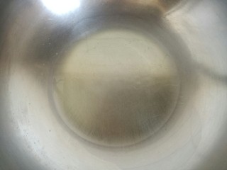 一碗面条+酱香土豆丁拌面,炒锅烧热倒入食用油。