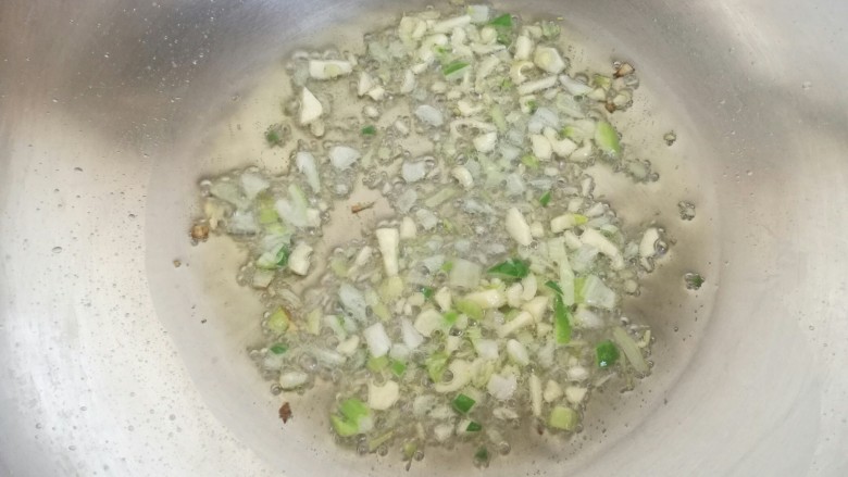 一碗面条+酱香土豆丁拌面,待油七分热时放入葱蒜爆香。