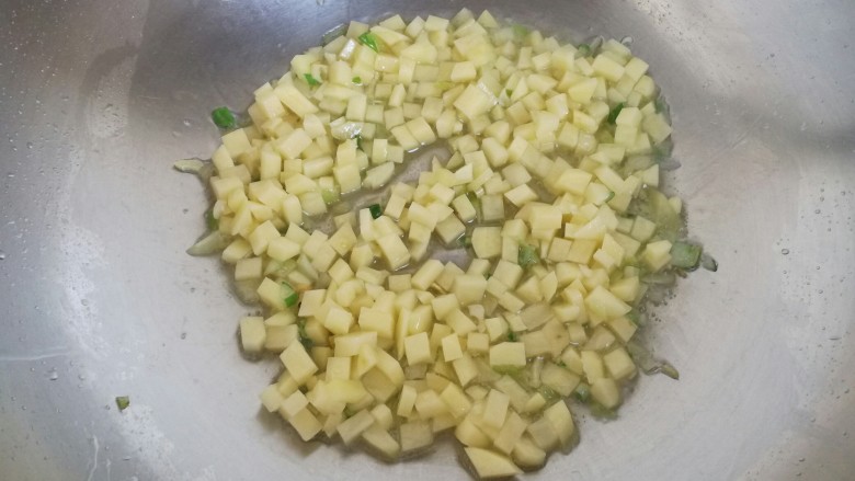 一碗面条+酱香土豆丁拌面,放入土豆翻炒均匀。