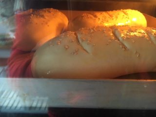 #最爱面包#椰蓉焦糖炼奶酱面包,烤箱预热180度烤约20分钟，出炉移出烤盘冷却，余温时密封保存