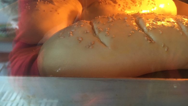 #最爱面包#椰蓉焦糖炼奶酱面包,烤箱预热180度烤约20分钟，出炉移出烤盘冷却，余温时密封保存