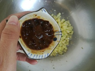 一碗面条+酱香土豆丁拌面,倒入大约20g豆瓣酱，翻炒均匀。