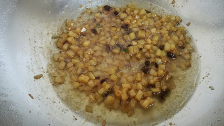 一碗面条+酱香土豆丁拌面,倒入适量清水，没过土豆。