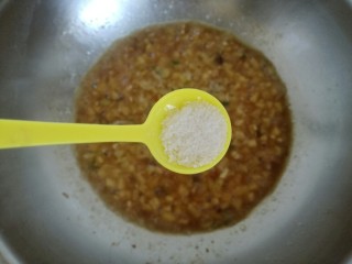 一碗面条+酱香土豆丁拌面,加入约1g食盐，翻炒均匀。
