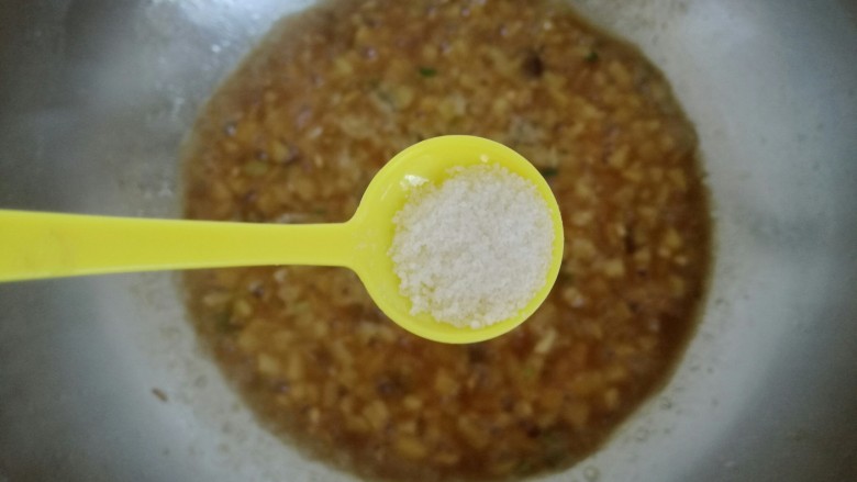 一碗面条+酱香土豆丁拌面,加入约1g食盐，翻炒均匀。
