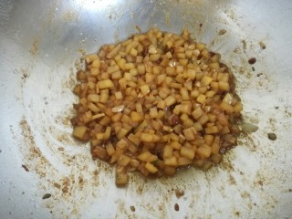 一碗面条+酱香土豆丁拌面,待汤汁有些收干，即可关火。