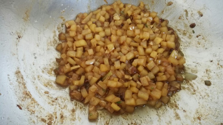 一碗面条+酱香土豆丁拌面,待汤汁有些收干，即可关火。
