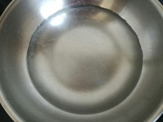 一碗面条+酱香土豆丁拌面,锅中放入适量清水烧开。