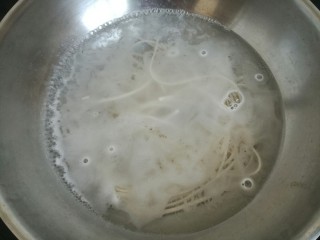 一碗面条+酱香土豆丁拌面,放入面条煮至没有硬芯，捞出过一遍凉水。