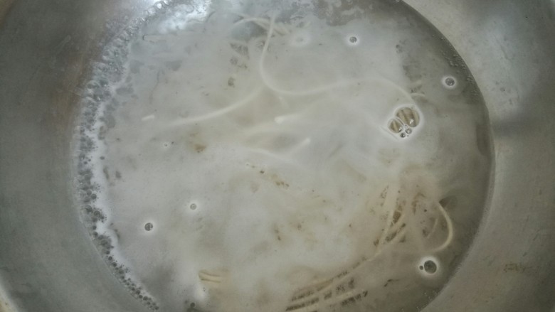 一碗面条+酱香土豆丁拌面,放入面条煮至没有硬芯，捞出过一遍凉水。